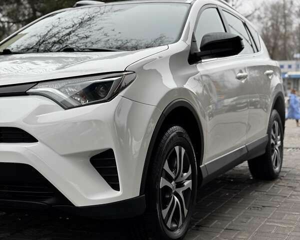 Белый Тойота РАВ 4, объемом двигателя 2.5 л и пробегом 150 тыс. км за 15300 $, фото 4 на Automoto.ua