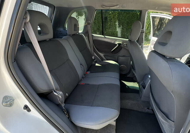 Білий Тойота РАВ 4, об'ємом двигуна 2 л та пробігом 170 тис. км за 6950 $, фото 33 на Automoto.ua