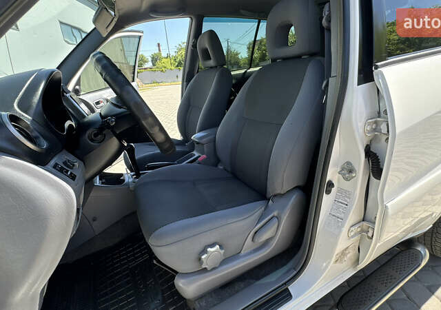 Білий Тойота РАВ 4, об'ємом двигуна 2 л та пробігом 170 тис. км за 6950 $, фото 40 на Automoto.ua