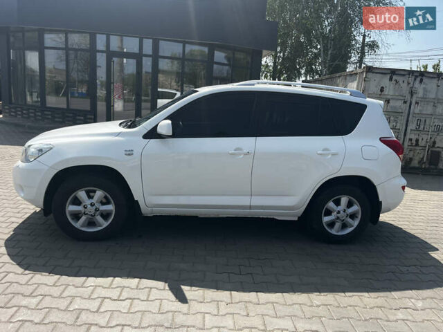 Белый Тойота РАВ 4, объемом двигателя 2.2 л и пробегом 204 тыс. км за 8400 $, фото 1 на Automoto.ua