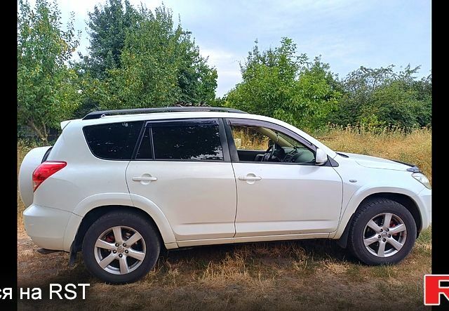 Белый Тойота РАВ 4, объемом двигателя 2.4 л и пробегом 244 тыс. км за 8800 $, фото 1 на Automoto.ua