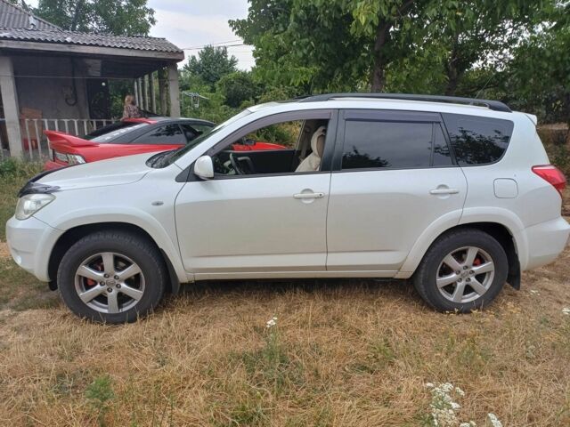 Белый Тойота РАВ 4, объемом двигателя 2.4 л и пробегом 244 тыс. км за 8900 $, фото 5 на Automoto.ua