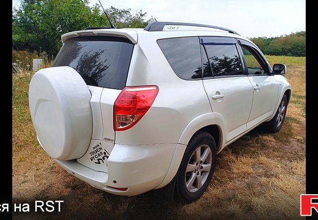 Белый Тойота РАВ 4, объемом двигателя 2.4 л и пробегом 244 тыс. км за 8800 $, фото 2 на Automoto.ua