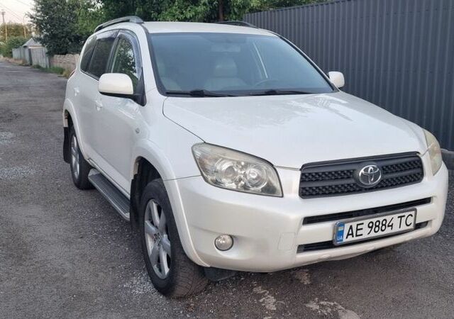 Белый Тойота РАВ 4, объемом двигателя 2.4 л и пробегом 230 тыс. км за 5500 $, фото 1 на Automoto.ua