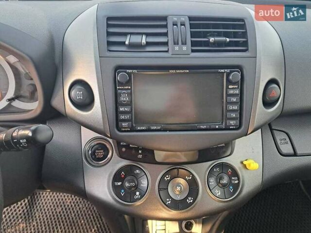 Белый Тойота РАВ 4, объемом двигателя 2.2 л и пробегом 300 тыс. км за 11000 $, фото 4 на Automoto.ua