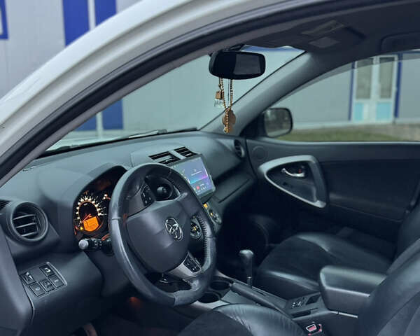 Белый Тойота РАВ 4, объемом двигателя 2 л и пробегом 139 тыс. км за 12999 $, фото 6 на Automoto.ua