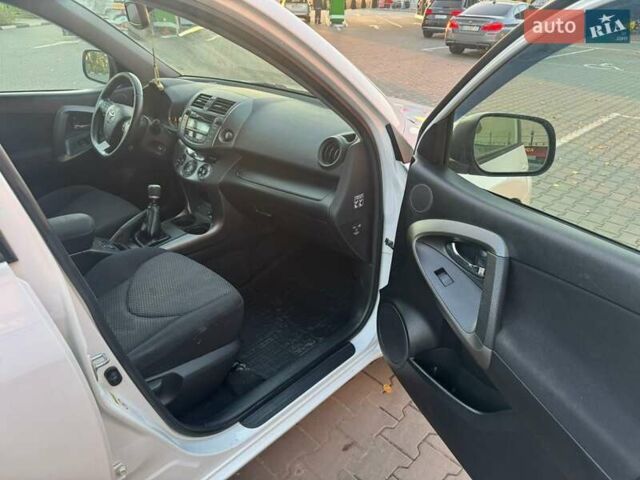 Білий Тойота РАВ 4, об'ємом двигуна 2.23 л та пробігом 281 тис. км за 7999 $, фото 26 на Automoto.ua