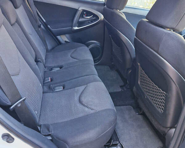 Білий Тойота РАВ 4, об'ємом двигуна 2 л та пробігом 278 тис. км за 11500 $, фото 4 на Automoto.ua