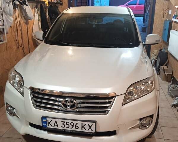 Белый Тойота РАВ 4, объемом двигателя 2.2 л и пробегом 200 тыс. км за 13999 $, фото 2 на Automoto.ua