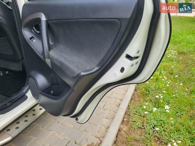 Белый Тойота РАВ 4, объемом двигателя 1.99 л и пробегом 231 тыс. км за 12500 $, фото 85 на Automoto.ua