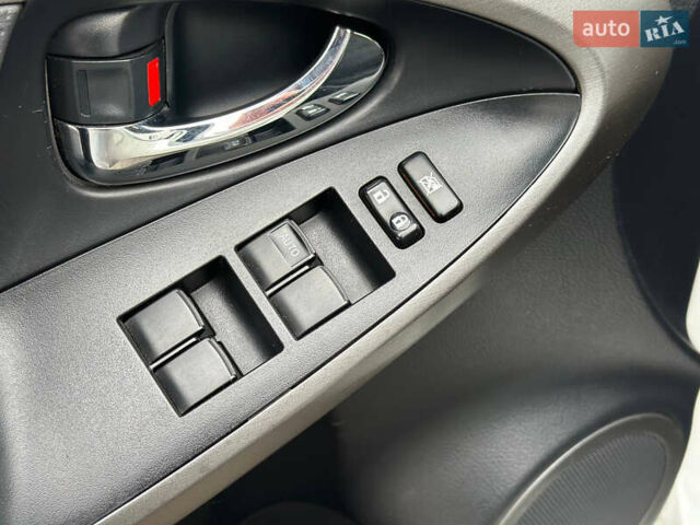 Белый Тойота РАВ 4, объемом двигателя 2 л и пробегом 186 тыс. км за 12999 $, фото 18 на Automoto.ua