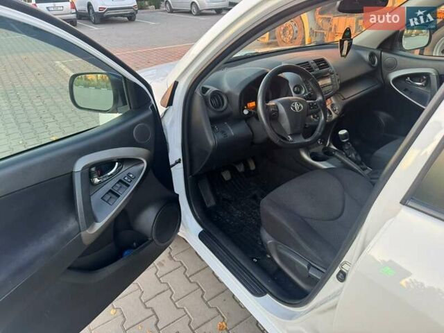 Білий Тойота РАВ 4, об'ємом двигуна 2.23 л та пробігом 281 тис. км за 7999 $, фото 25 на Automoto.ua