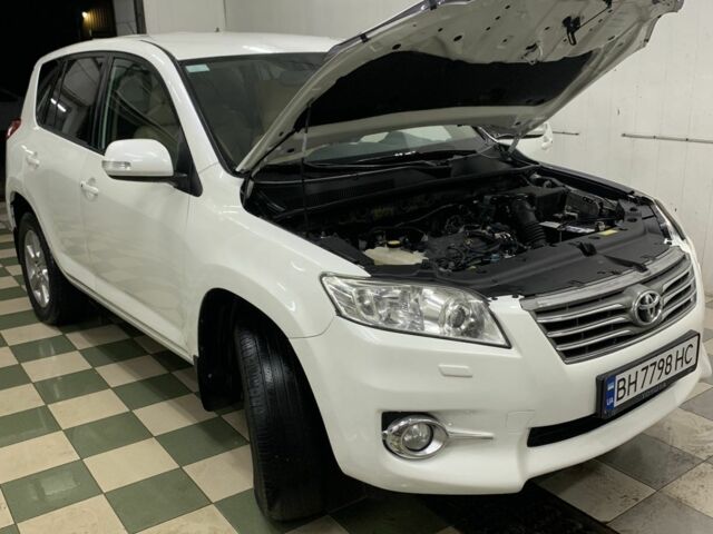 Белый Тойота РАВ 4, объемом двигателя 2 л и пробегом 136 тыс. км за 12900 $, фото 1 на Automoto.ua