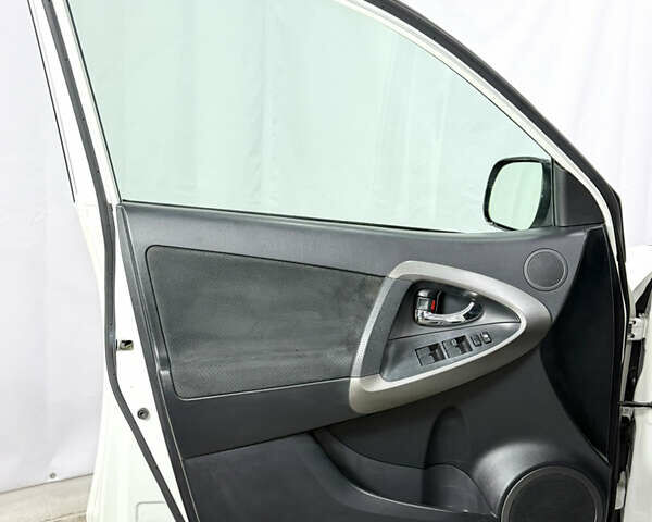 Белый Тойота РАВ 4, объемом двигателя 1.99 л и пробегом 157 тыс. км за 14200 $, фото 25 на Automoto.ua