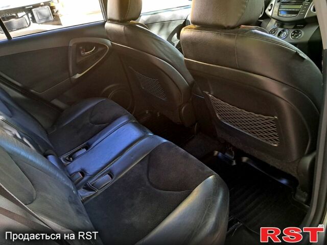 Білий Тойота РАВ 4, об'ємом двигуна 2 л та пробігом 140 тис. км за 13900 $, фото 3 на Automoto.ua