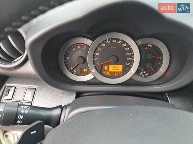 Белый Тойота РАВ 4, объемом двигателя 2.2 л и пробегом 300 тыс. км за 11000 $, фото 8 на Automoto.ua
