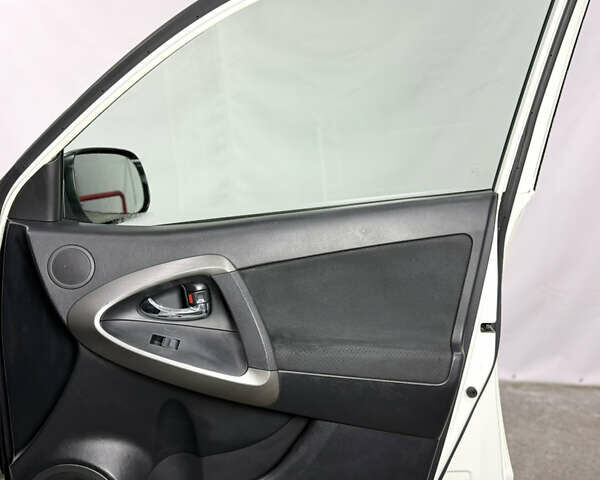 Белый Тойота РАВ 4, объемом двигателя 1.99 л и пробегом 157 тыс. км за 14200 $, фото 42 на Automoto.ua