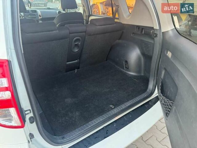 Білий Тойота РАВ 4, об'ємом двигуна 2.23 л та пробігом 281 тис. км за 7999 $, фото 33 на Automoto.ua