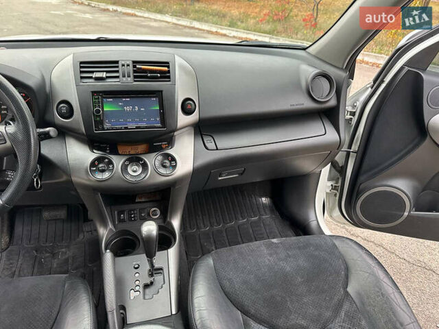 Белый Тойота РАВ 4, объемом двигателя 2 л и пробегом 186 тыс. км за 12999 $, фото 32 на Automoto.ua