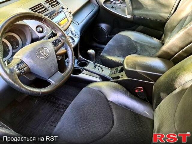 Білий Тойота РАВ 4, об'ємом двигуна 2 л та пробігом 140 тис. км за 13900 $, фото 2 на Automoto.ua