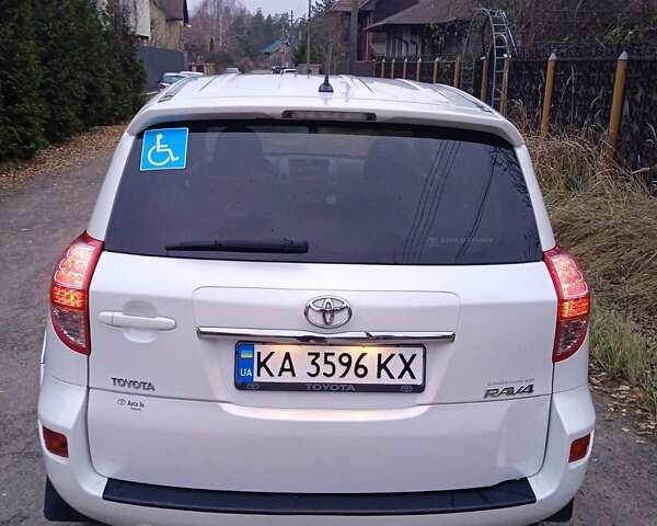 Белый Тойота РАВ 4, объемом двигателя 2.2 л и пробегом 200 тыс. км за 13999 $, фото 1 на Automoto.ua