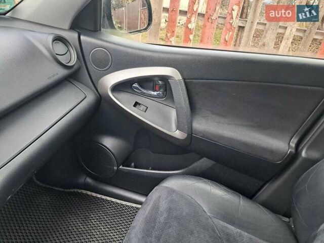 Белый Тойота РАВ 4, объемом двигателя 2.2 л и пробегом 300 тыс. км за 11000 $, фото 5 на Automoto.ua