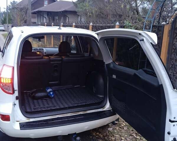 Белый Тойота РАВ 4, объемом двигателя 2.2 л и пробегом 200 тыс. км за 13999 $, фото 5 на Automoto.ua