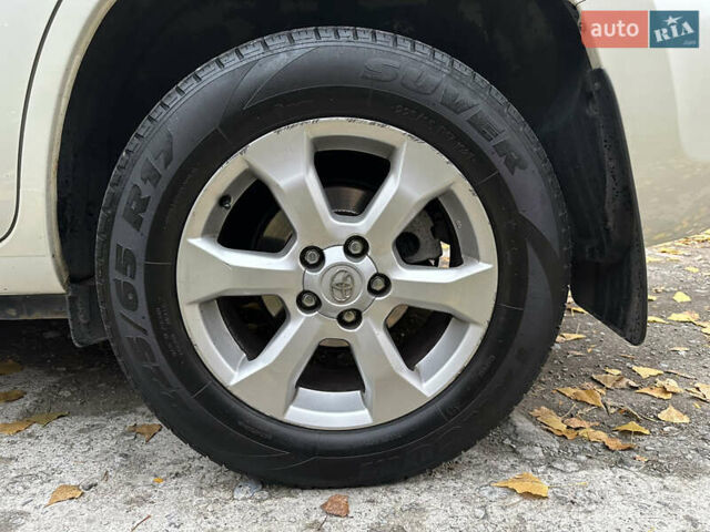 Белый Тойота РАВ 4, объемом двигателя 2 л и пробегом 186 тыс. км за 12999 $, фото 7 на Automoto.ua