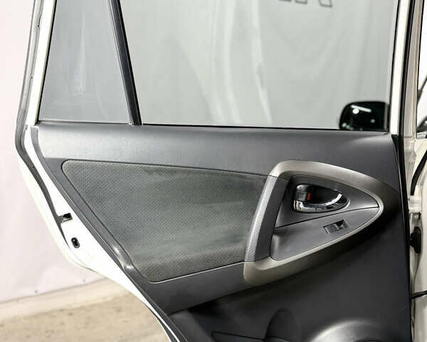 Белый Тойота РАВ 4, объемом двигателя 1.99 л и пробегом 157 тыс. км за 14200 $, фото 51 на Automoto.ua