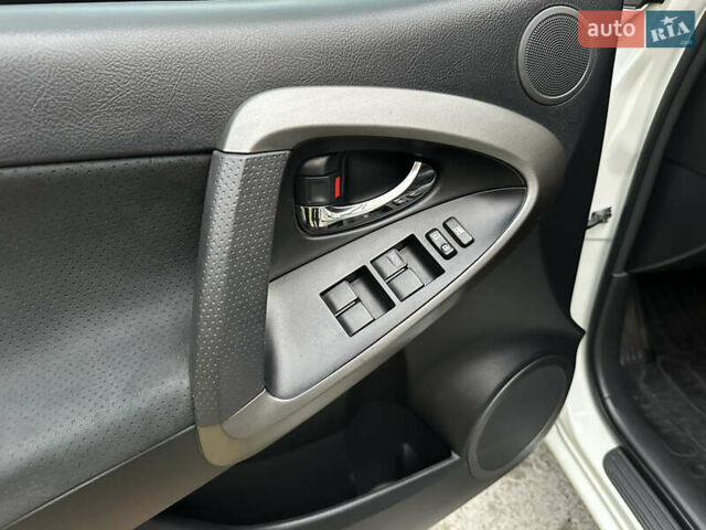 Белый Тойота РАВ 4, объемом двигателя 2 л и пробегом 186 тыс. км за 12999 $, фото 21 на Automoto.ua