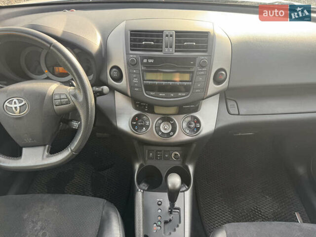 Білий Тойота РАВ 4, об'ємом двигуна 2 л та пробігом 190 тис. км за 12999 $, фото 28 на Automoto.ua