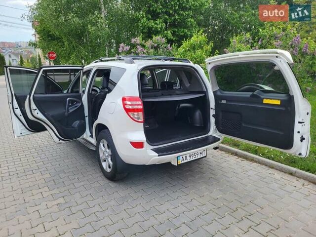 Белый Тойота РАВ 4, объемом двигателя 1.99 л и пробегом 231 тыс. км за 12500 $, фото 63 на Automoto.ua