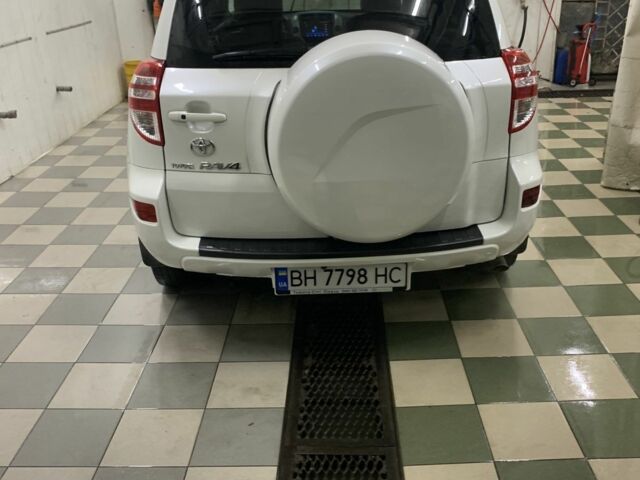 Белый Тойота РАВ 4, объемом двигателя 2 л и пробегом 136 тыс. км за 12900 $, фото 2 на Automoto.ua