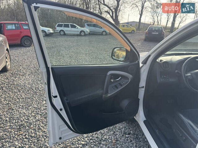 Білий Тойота РАВ 4, об'ємом двигуна 2 л та пробігом 190 тис. км за 12999 $, фото 32 на Automoto.ua