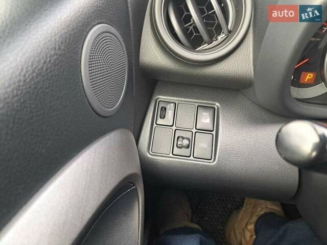 Белый Тойота РАВ 4, объемом двигателя 2.2 л и пробегом 300 тыс. км за 11000 $, фото 6 на Automoto.ua