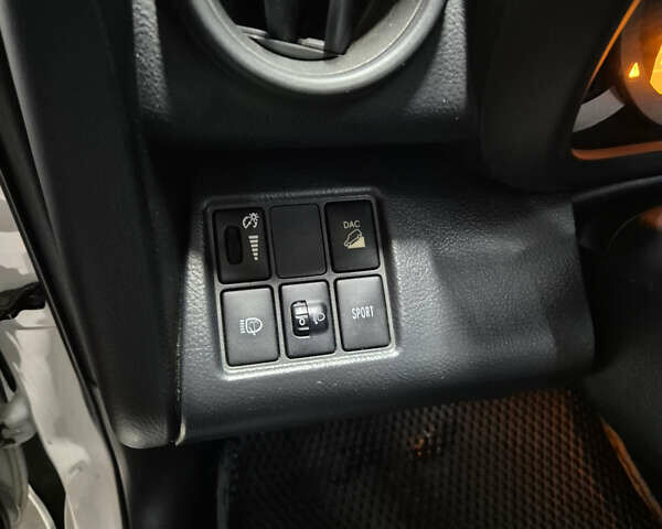 Белый Тойота РАВ 4, объемом двигателя 1.99 л и пробегом 226 тыс. км за 15000 $, фото 17 на Automoto.ua