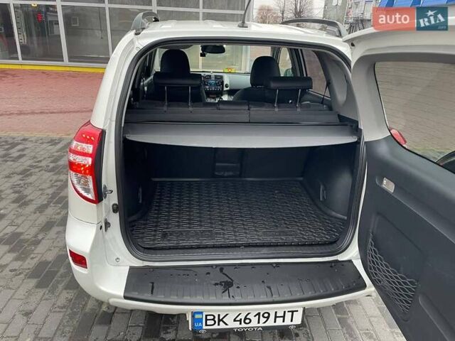 Белый Тойота РАВ 4, объемом двигателя 2.23 л и пробегом 218 тыс. км за 12000 $, фото 5 на Automoto.ua