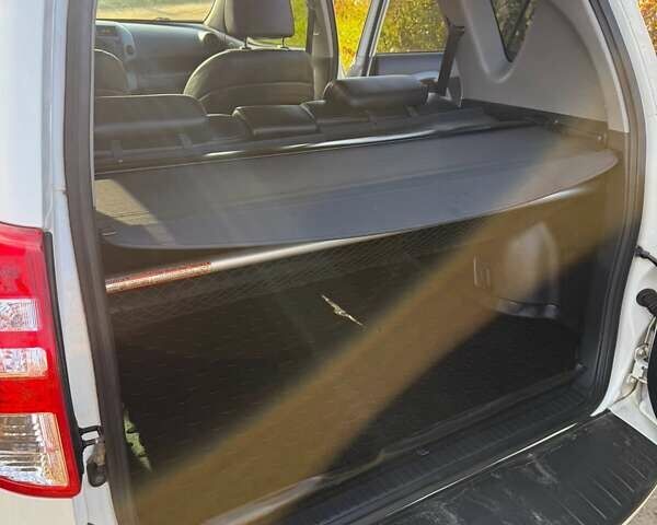 Білий Тойота РАВ 4, об'ємом двигуна 2 л та пробігом 128 тис. км за 15399 $, фото 14 на Automoto.ua