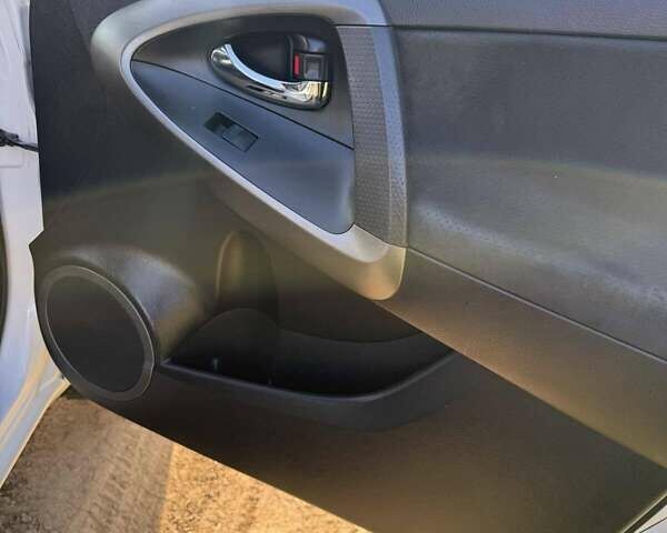 Білий Тойота РАВ 4, об'ємом двигуна 2 л та пробігом 128 тис. км за 15399 $, фото 11 на Automoto.ua