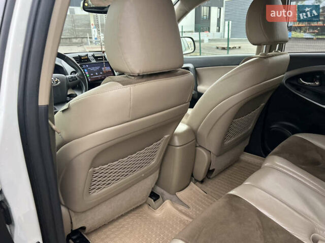 Белый Тойота РАВ 4, объемом двигателя 2 л и пробегом 156 тыс. км за 13950 $, фото 7 на Automoto.ua