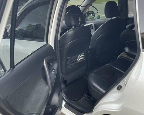 Белый Тойота РАВ 4, объемом двигателя 2 л и пробегом 122 тыс. км за 13900 $, фото 22 на Automoto.ua