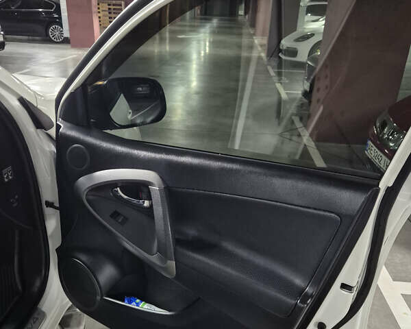 Белый Тойота РАВ 4, объемом двигателя 1.99 л и пробегом 226 тыс. км за 15000 $, фото 18 на Automoto.ua