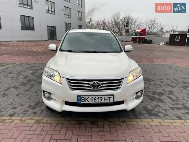 Белый Тойота РАВ 4, объемом двигателя 2.23 л и пробегом 218 тыс. км за 12000 $, фото 1 на Automoto.ua