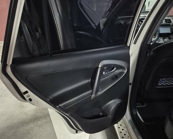 Белый Тойота РАВ 4, объемом двигателя 1.99 л и пробегом 226 тыс. км за 15000 $, фото 29 на Automoto.ua