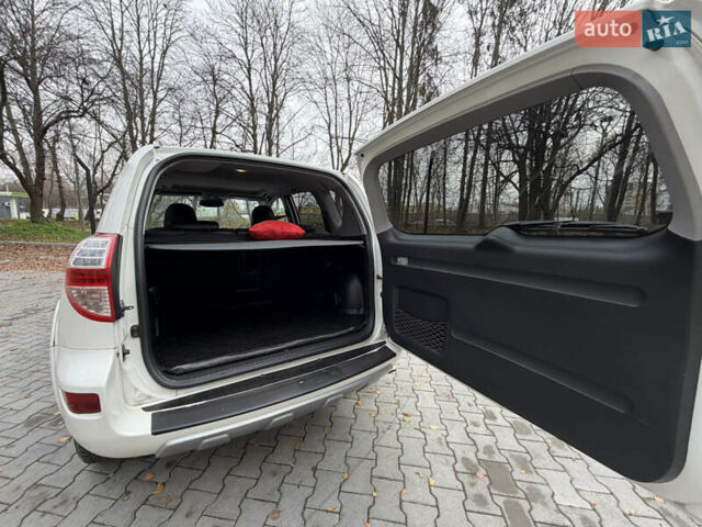 Белый Тойота РАВ 4, объемом двигателя 2.23 л и пробегом 185 тыс. км за 13300 $, фото 14 на Automoto.ua