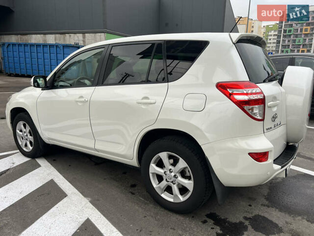 Белый Тойота РАВ 4, объемом двигателя 2 л и пробегом 156 тыс. км за 13950 $, фото 8 на Automoto.ua