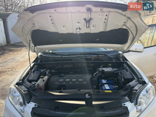 Белый Тойота РАВ 4, объемом двигателя 2 л и пробегом 170 тыс. км за 12400 $, фото 3 на Automoto.ua