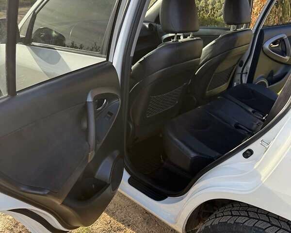 Білий Тойота РАВ 4, об'ємом двигуна 2 л та пробігом 128 тис. км за 15399 $, фото 8 на Automoto.ua