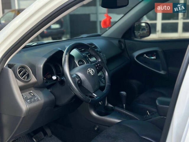 Білий Тойота РАВ 4, об'ємом двигуна 2 л та пробігом 158 тис. км за 13000 $, фото 6 на Automoto.ua