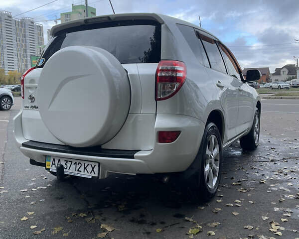 Белый Тойота РАВ 4, объемом двигателя 2 л и пробегом 122 тыс. км за 13900 $, фото 16 на Automoto.ua